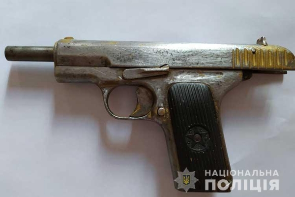 На Тернопільщині оперативники затримали чоловіка за продаж вогнепальної зброї