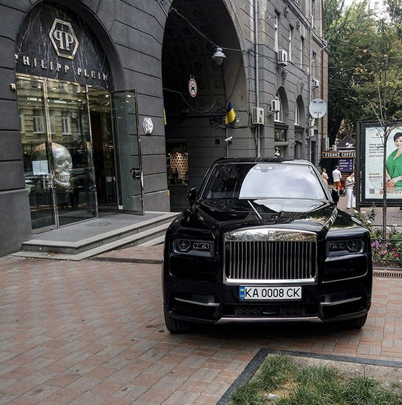 У Києві водій Rolls-Royce припаркувався прямо на тротуарі