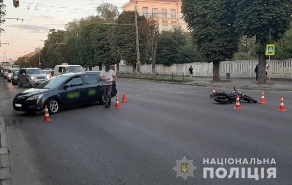 ДТП у Луцьку:  легковик зіткнувся з мотоциклом, є  постраждалі