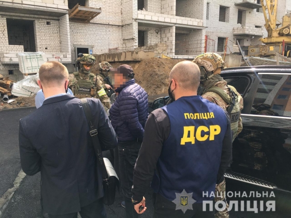 Поліцейські Чернігівщини викрили злочинну групу у вимаганні пів мільйона гривень з місцевого бізнесмена