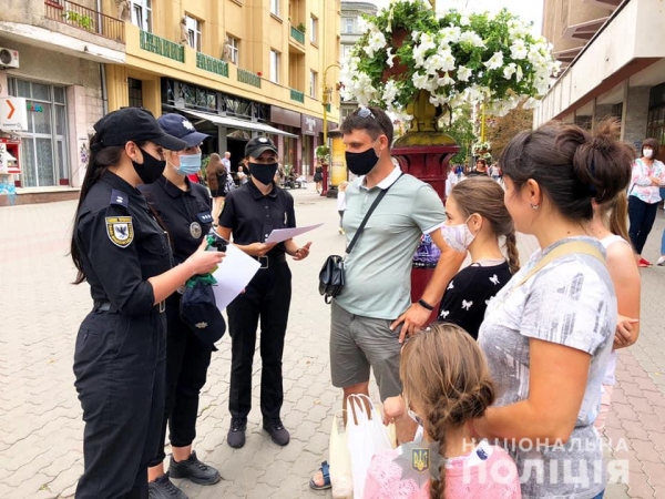 Безпечне літо: прикарпатські поліцейські спілкуються з дітьми та їх батьками
