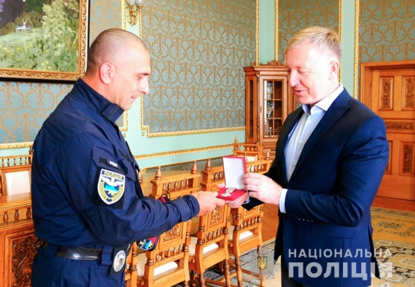 Командир роти поліції особливого призначення ГУНП в Чернівецькій області отримав відзнаку РНБО
