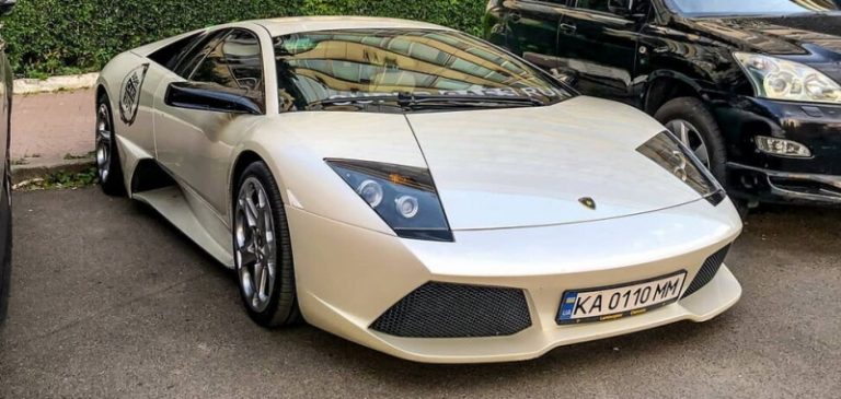 Легендарну Lamborghini за €200 000 зняли в одному з дворів Києва