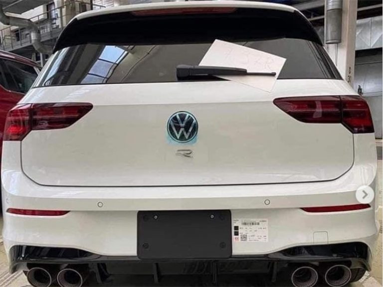 Новий Volkswagen Golf R спійманий без камуфляжу