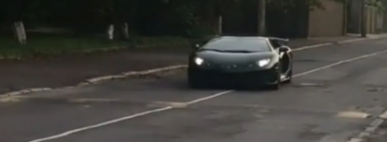 У мережі показали, як шикарний Lamborghini їде по розбитій української дорозі