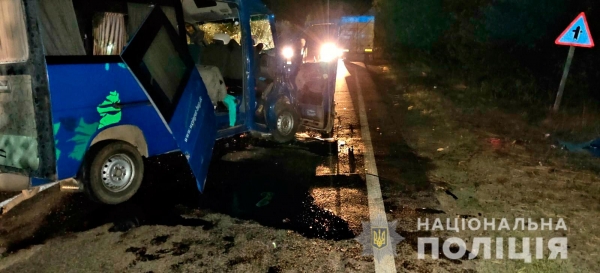 На Миколаївщині слідчі розслідують обставини ДТП, де внаслідок зіткнення мікроавтобуса та вантажівки постраждали п’ятеро людей