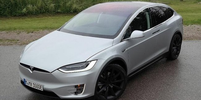 У Tesla Model X буквально зносить дах