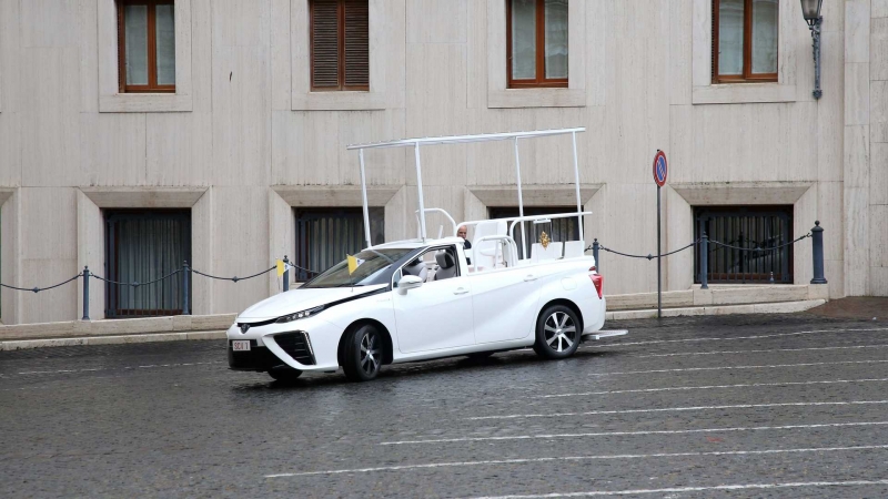 Церковь выбирает водород: Папа Римский пересел на Toyota Mirai