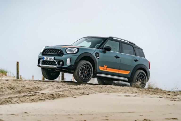 Mini Countryman перетворили в машину для ралі. Відео