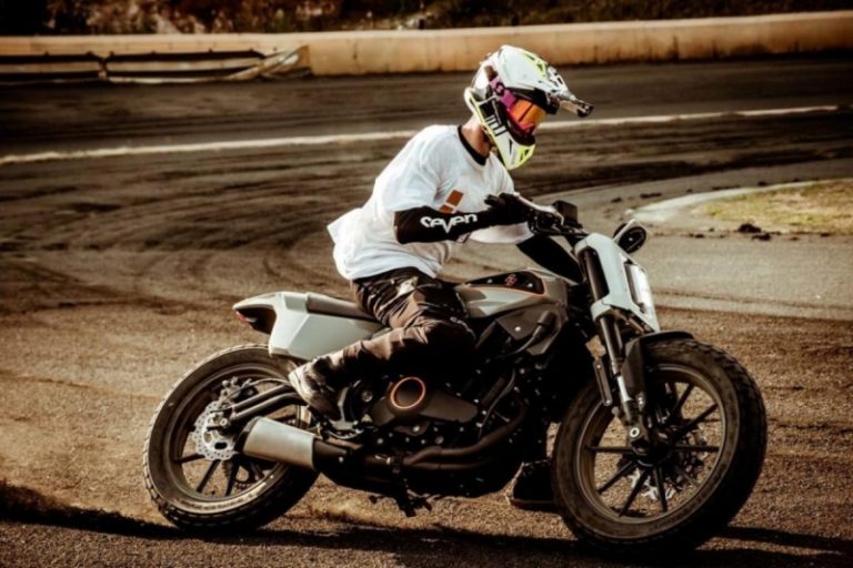 Benelli 302 стає концептом вуличного мотоцикла Harley XR338