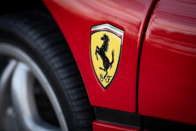 Через коронавірус продажі суперкарів Ferrari знижуються