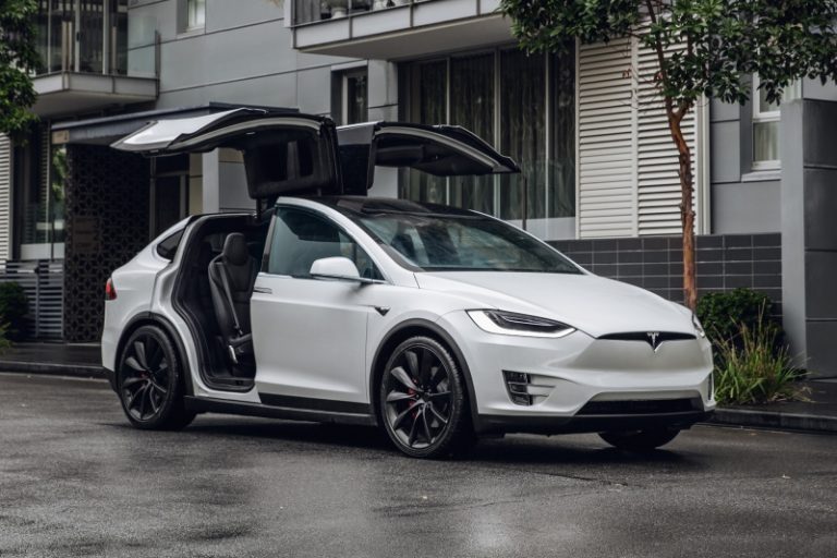 Зносить дах – Tesla відкликає неякісно склеєні кросовери Model X