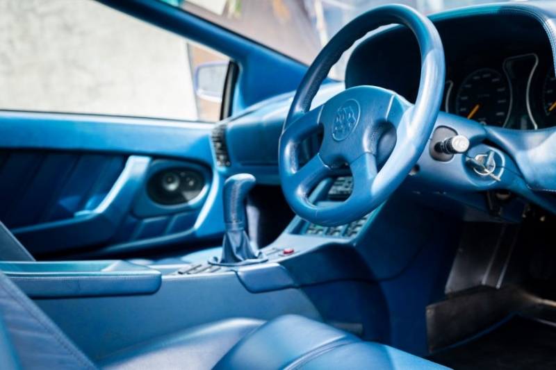 Салон авто виконаний в незвичному синьому відтінки
