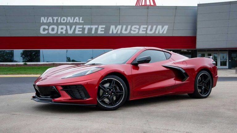 Що нового чекати від Corvette C8 у 2021 році. Відео