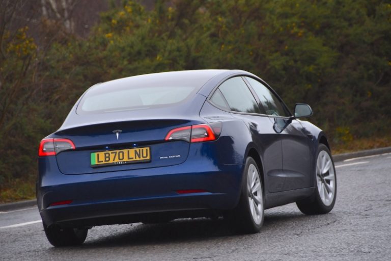 У Великобританії провели огляд моделі оновленої Tesla 3 Long Range. Відео