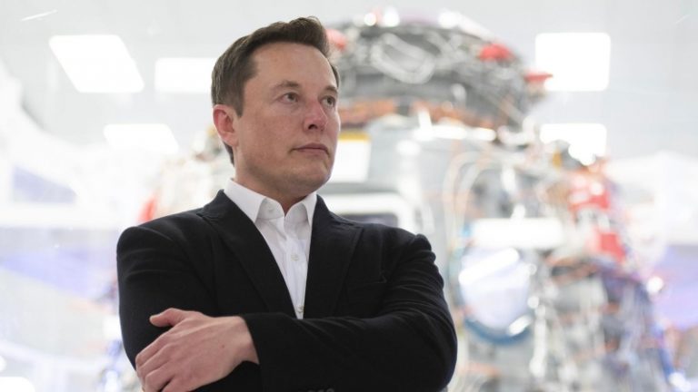 Засновник Tesla Ілон Маск незвично зреагував на новину про те, що він найбагатша людина світу