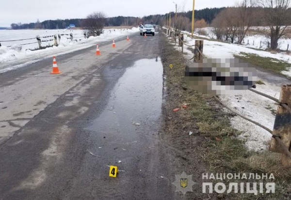 Поліцейські розшукують авто та водія, який смертельно травмував пішохода у Рівненській області
