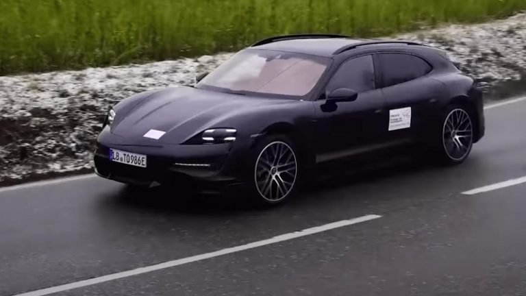 Електроуніверсал Porsche Taycan Cross Turismo показали у камуфляжі. Відео