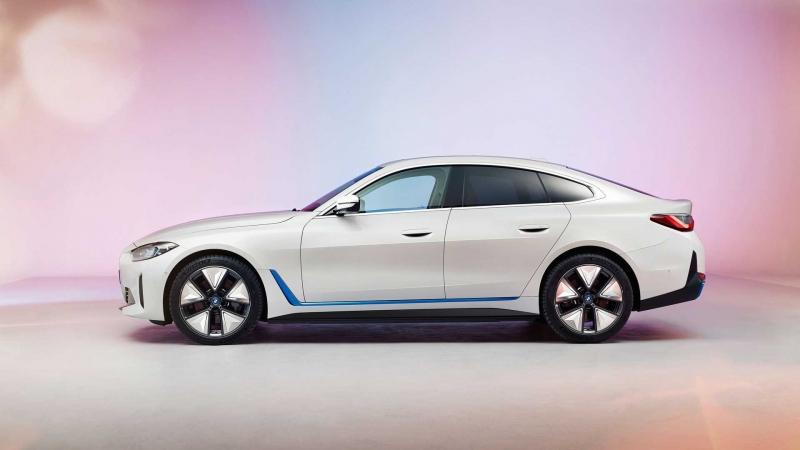 BMW показала серийный электрический седан i4