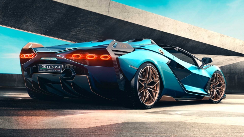 Lamborghini пообещала представить в 2021 году сразу две новинки с V12