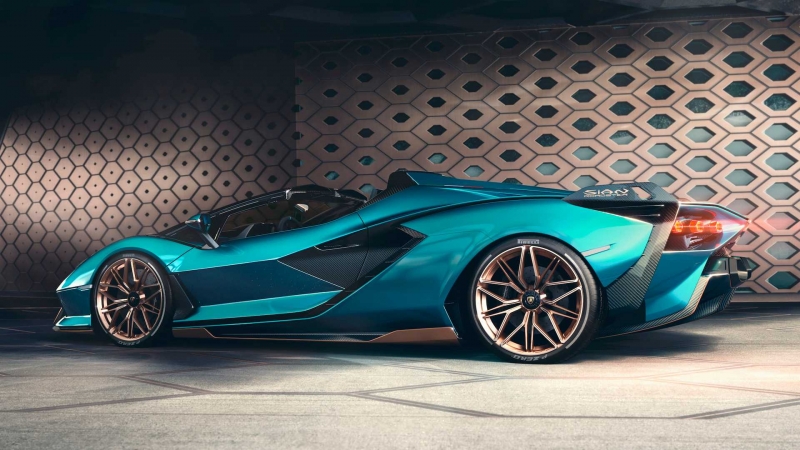 Lamborghini пообещала представить в 2021 году сразу две новинки с V12