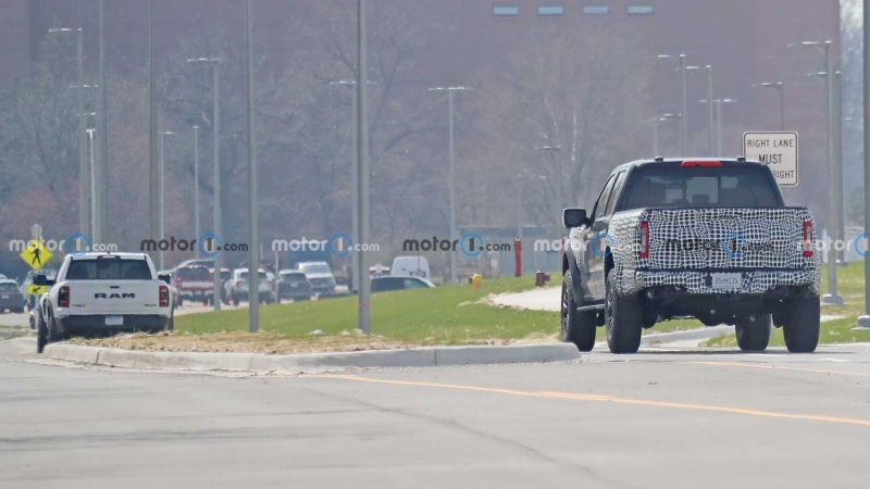 Ford вывел на тесты новый F-150 Raptor R с V8 (8 фото)