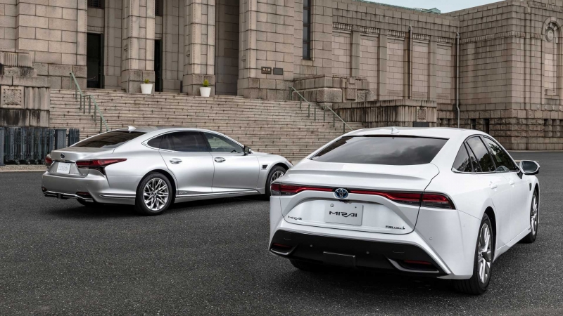 Седаны Lexus LS и Toyota Mirai резко «поумнели»