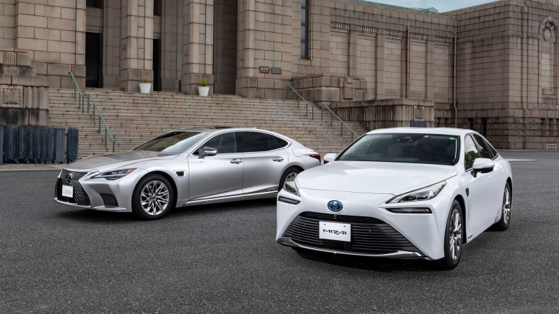 Седаны Lexus LS и Toyota Mirai резко «поумнели»