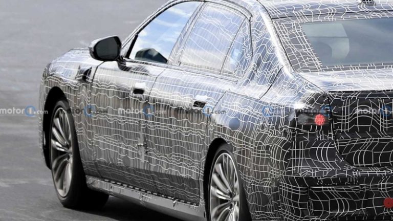 Новий BMW 7-ї серії помічений в камуфляжі на випробуваннях на Нюрбуррінгу. Фото