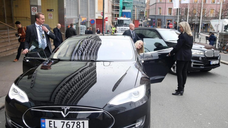 Король Норвегии тоже ездит на электромобиле?
