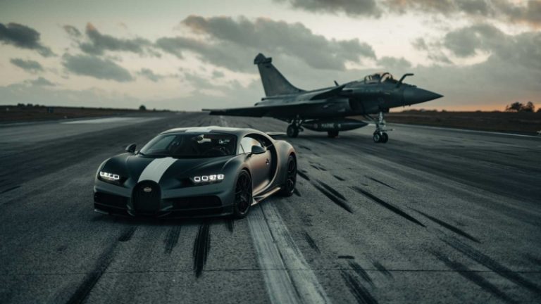 Оцініть заїзд на 7227 сил: гіперкар Chiron Bugatti проти літака Rafale. Відео
