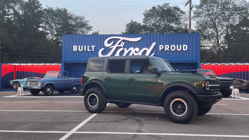 Старый Ford Bronco поделился с новым «хвойным лесом на рассвете»