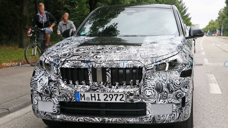 Новый BMW X1 впервые показал интерьер