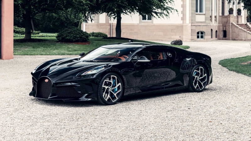 Bugatti La Voiture Noire доставили к отелю. Но здесь что-то не то