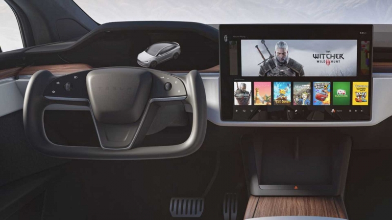 Tesla Model X променяла задние сиденья на пулеметы и кофейню