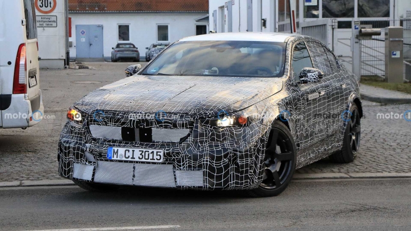 Электрифицированный BMW M5 впервые попался на тестах