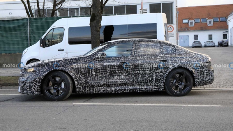 Электрифицированный BMW M5 впервые попался на тестах