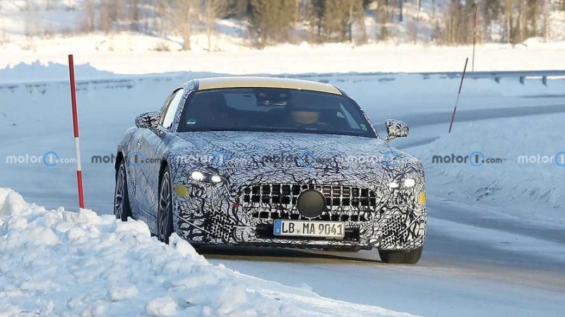 Шпионы впервые заметили новое купе Mercedes-AMG GT
