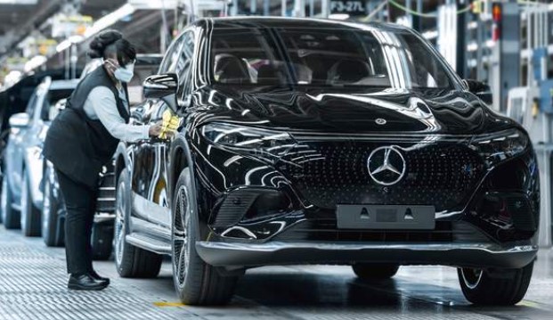Електрокросовер Mercedes-Benz EQS почали випускати у США