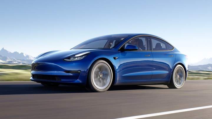 Український суд визнав водія Tesla Model 3 невинним у перевищенні швидкості