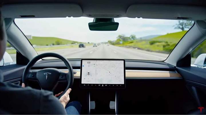 Tesla буде автоматично блокувати автопілот неуважним водіям