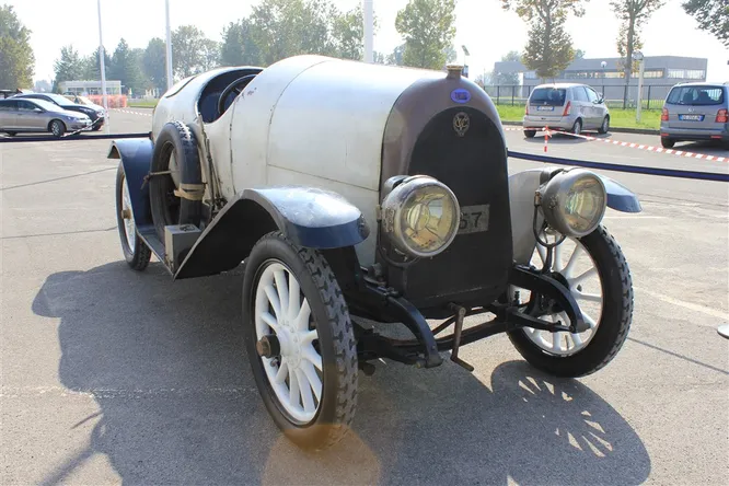 Chiribiri. Фірма з Туріна спеціалізувалася на літаках, а з 1914 по 1927 будувала також і автомобілі.