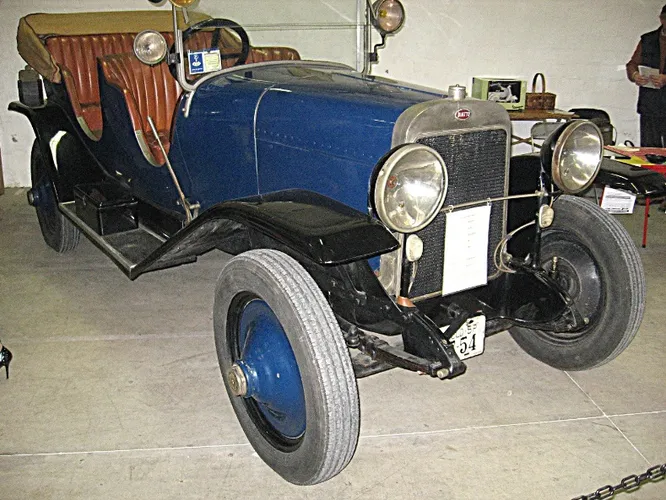 Diatto. Фірма заснована у 1835 році та робила екіпажі та їх комплектуючі, а у 1905-му випустила свій перший автомобіль. Розорилася 1929-го. На знімку Diatto 20 DA Torpedo (1921).