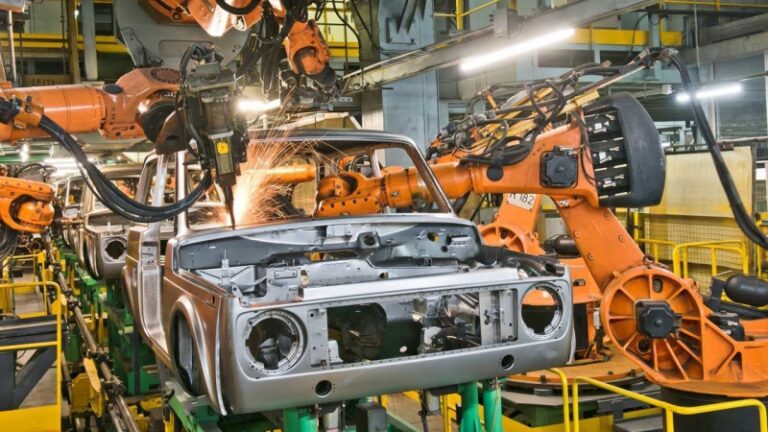 Виробництво легкових автомобілів у росії впало на 77%