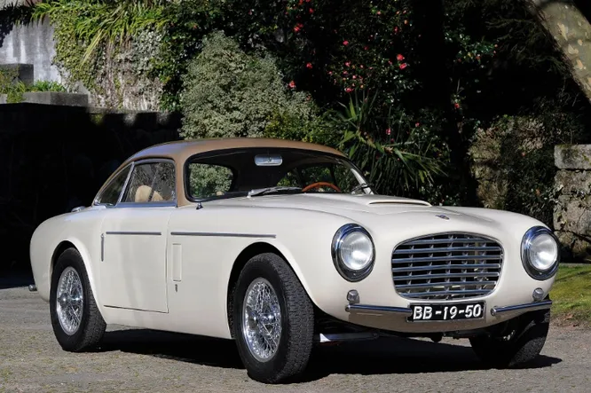 Siata. Компания производила автомобили с 1948 по 1970 год – в основном на шасси Fiat. На снимке модель Siata Daina SL Coupe 1952 года.