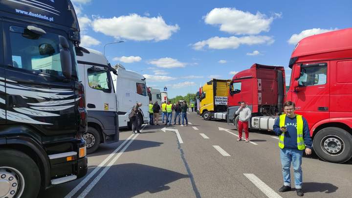 Поляки знову страйкують, місяць не пропускатимуть українські вантажівки