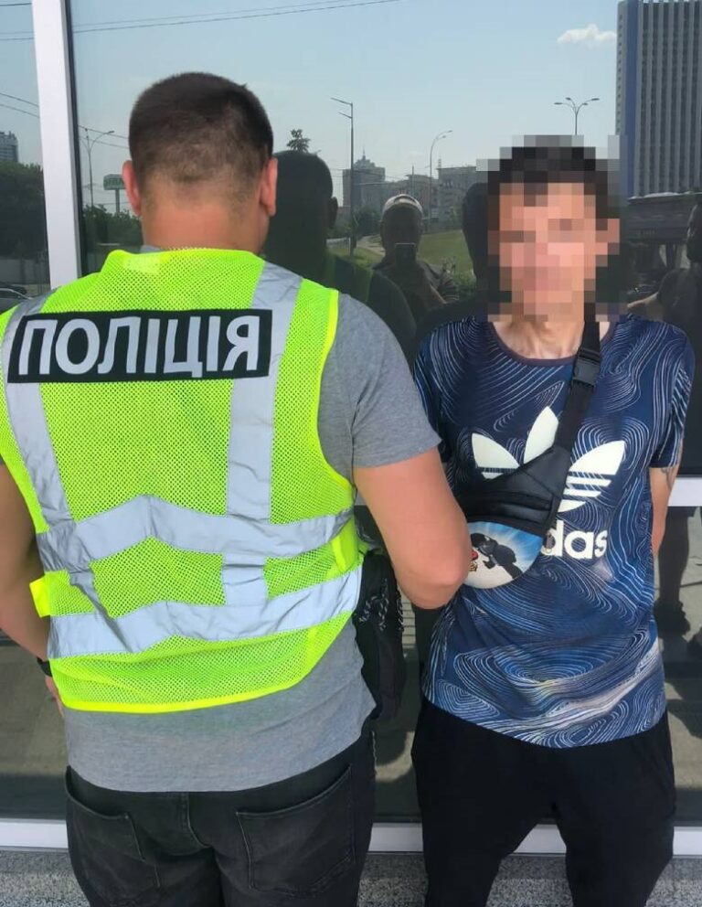 У Києві оперативники затримали чоловіка за крадіжку з автомобіля
