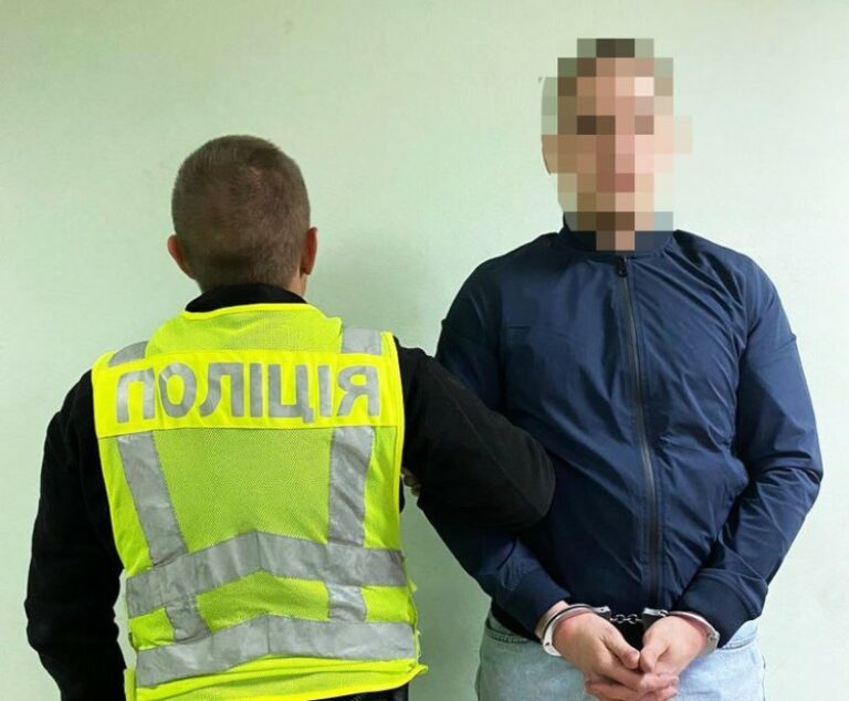 У Києві оперативники затримали шахрая, який видавав себе за правоохоронця