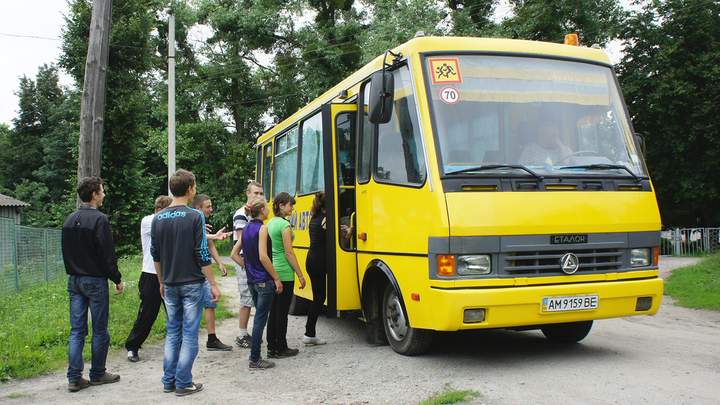 Школи з 1 вересня відновлять регулярні маршрути своїх автобусів