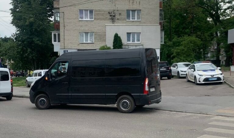 У Львові водій авто, рухаючись заднім ходом, скоїв наїзд на пішохода – поліцейські встановлюють обставини